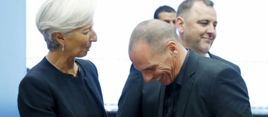 Lagarde y Varufakis se saludan este viernes en Luxemburgo. REUTERS