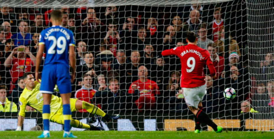 Ibrahimovic marca de penalti ante el Everton. REUTERS