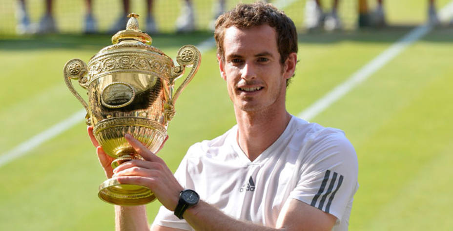 Andy Murray, con el trofeo de campeón de Wimbledon 2013