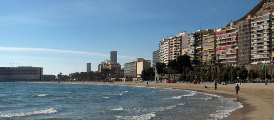 Playa del Postiguet, en Alicante. Foto: kokoo/Wikimedia.