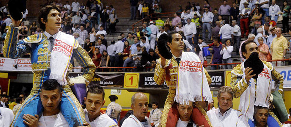 Castella, Bolívar y El Cid en su salida a hombros este sábado en Medellín (Col). EFE