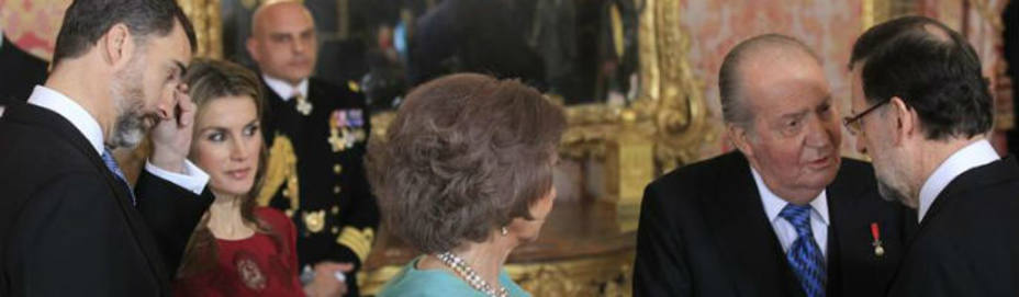 El Rey conversa con Mariano Rajoy, observados por la Reina y los Príncipes de Asturias. EFE