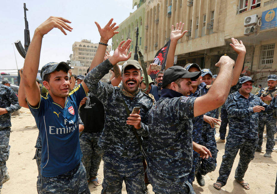 Agentes de la Policía Federal Iraquí celebran la victoria sobre el Daesh en Mosul. REUTERS