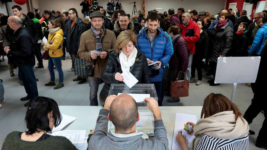 Los catalanes votan tras la apertura de las mesas electorales
