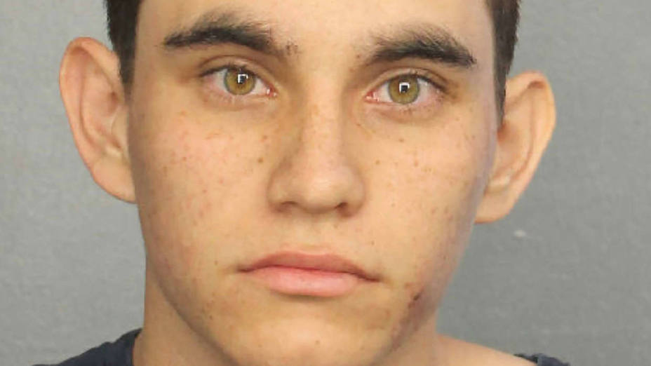 El autor del tiroteo en Florida recibió entrenamiento militar antes de atacar su escuela