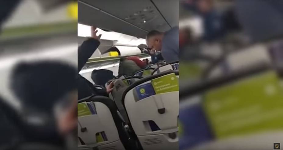 Un pasajero trata de estrangular a una azafata y a un bebé durante un vuelo