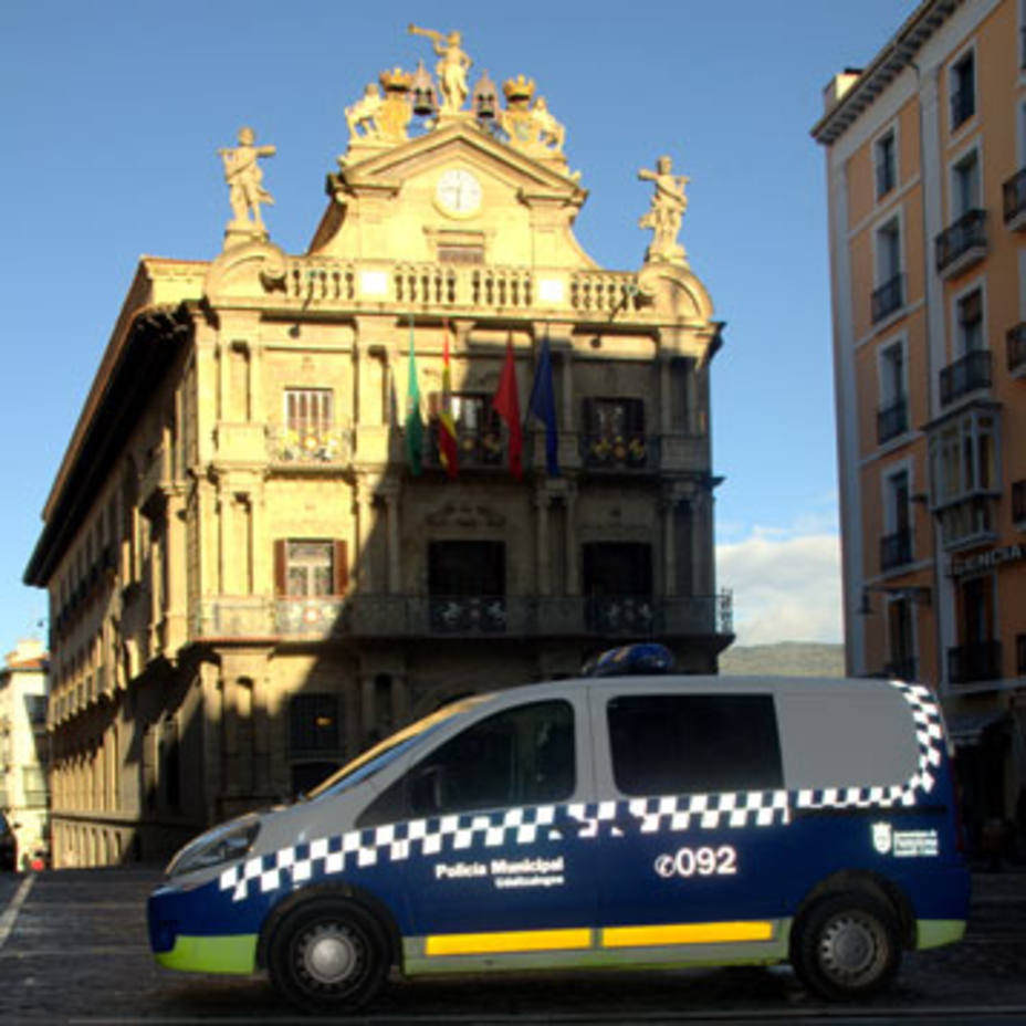 Furgoneta de Policía Municipal frente al Ayuntamiento de Pamplona