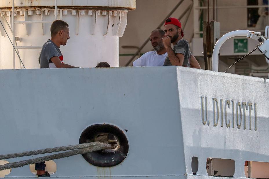 Autorizan al barco de Guardia Costera con 67 inmigrantes a atracar en Sicilia