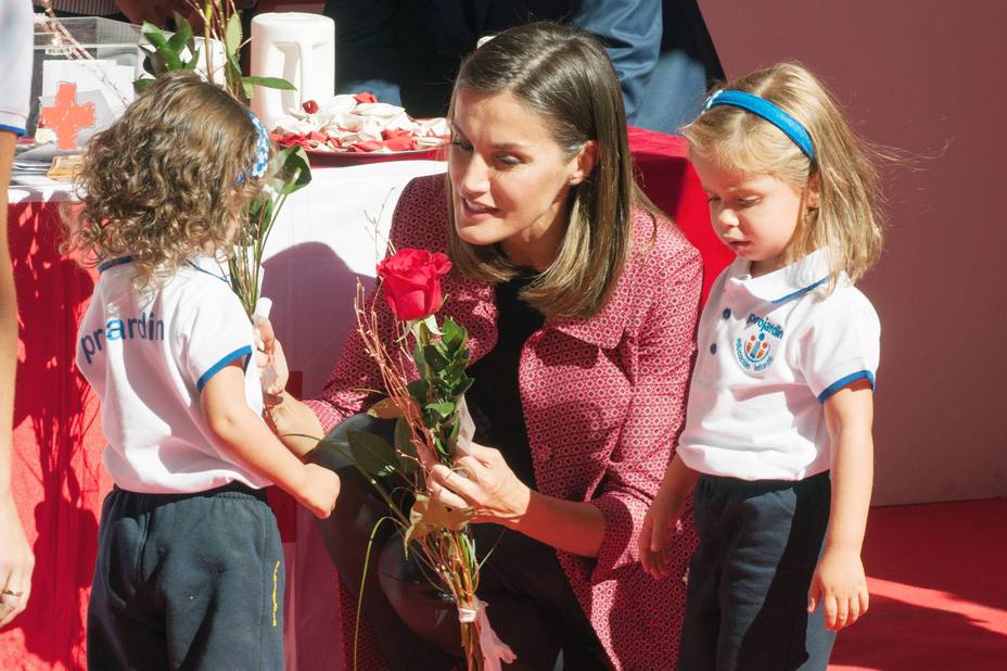 La Reina Letizia vuelve a participar en el Día de la Banderita de Cruz Roja tras su ausencia el año pasado