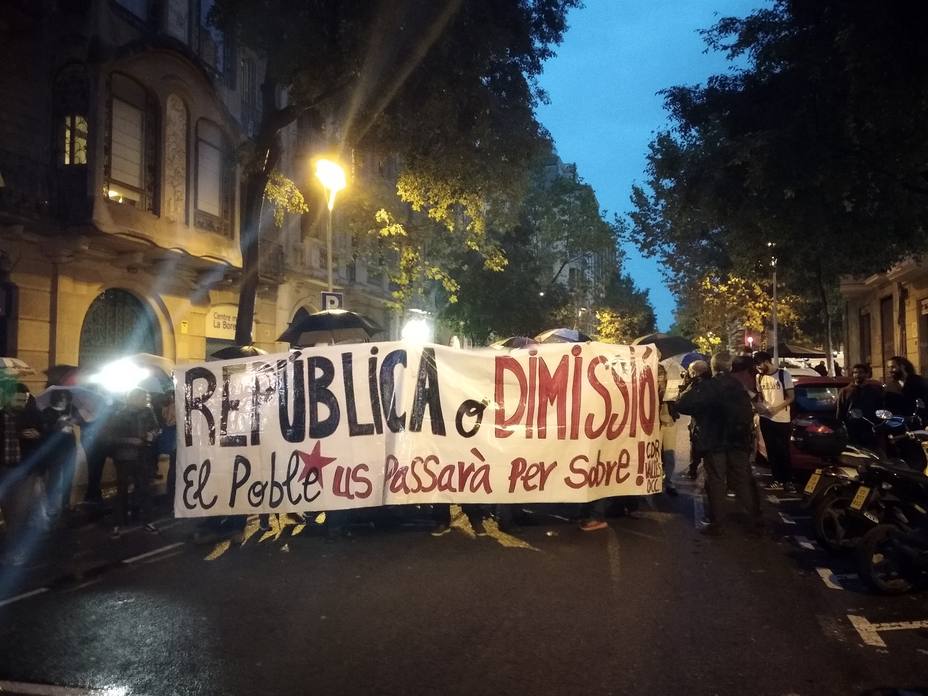 Unas 50 personas convocadas por los CDR piden desobediencia ante la sede del PDeCAT: República o dimisión