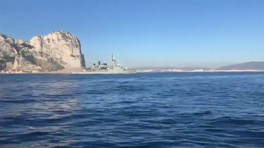 Un buque de la Armada, con el himno a todo volumen en Gibraltar