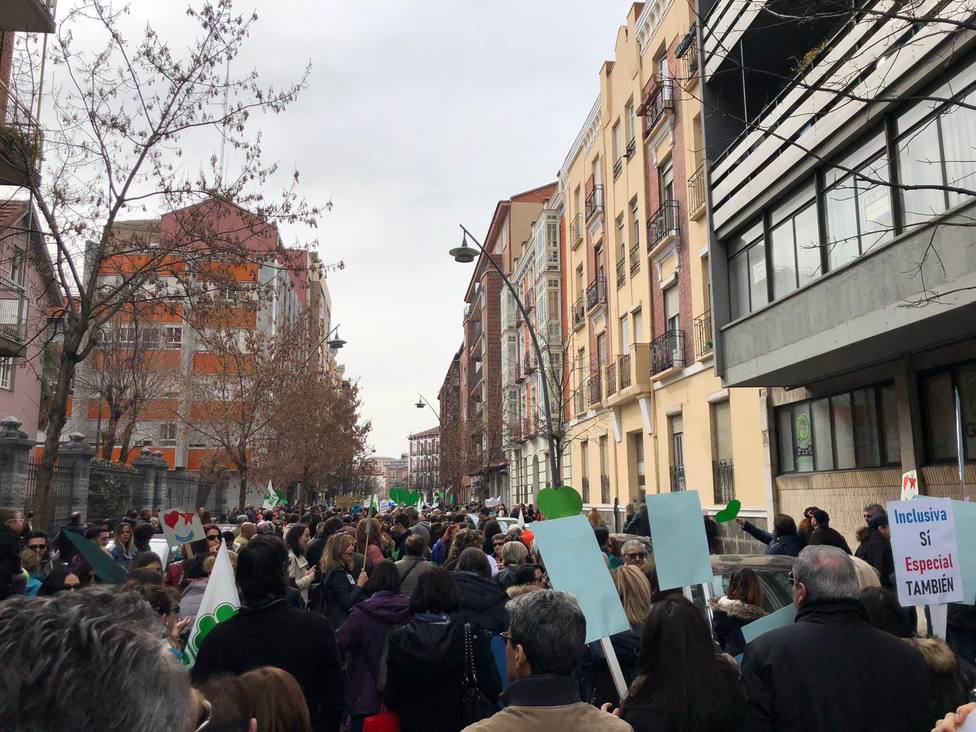 Miles de personas se manifiestan en Valladolid para mantener los colegios de educación especial