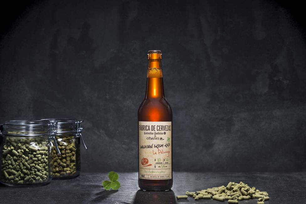 Estrella Galicia lanza La Pelirroja, su primera cerveza colaborativa