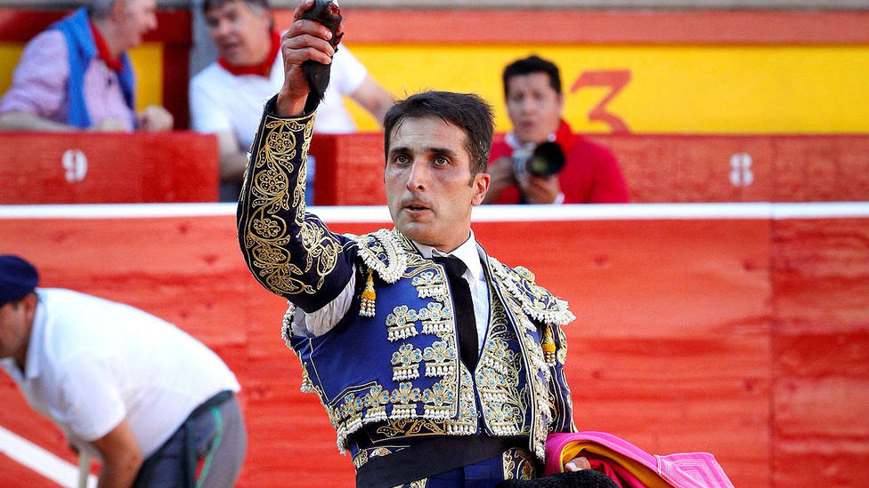 Javier Castaño con la oreja cortada este martes en la plaza de toros de Pamplona