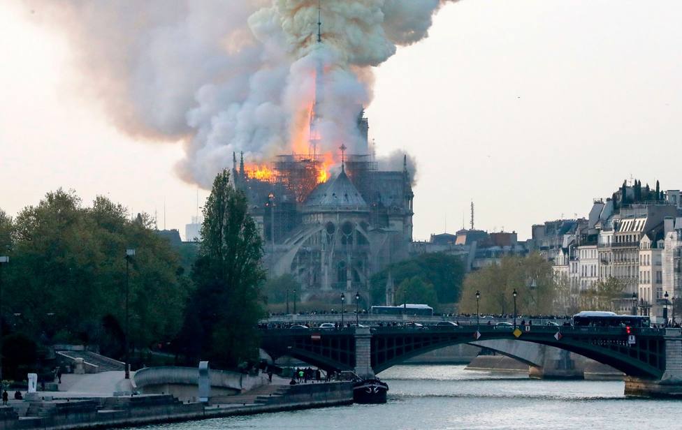 ctv-g24-notre-dame-cathedral-fire-2019-getty-images-dezeen-1-1704x1075