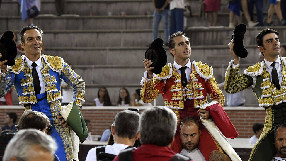 El Cid, El Fandi y Miguel Ángel Perera, en su salida a hombros en San Sebastián de los Reyes
