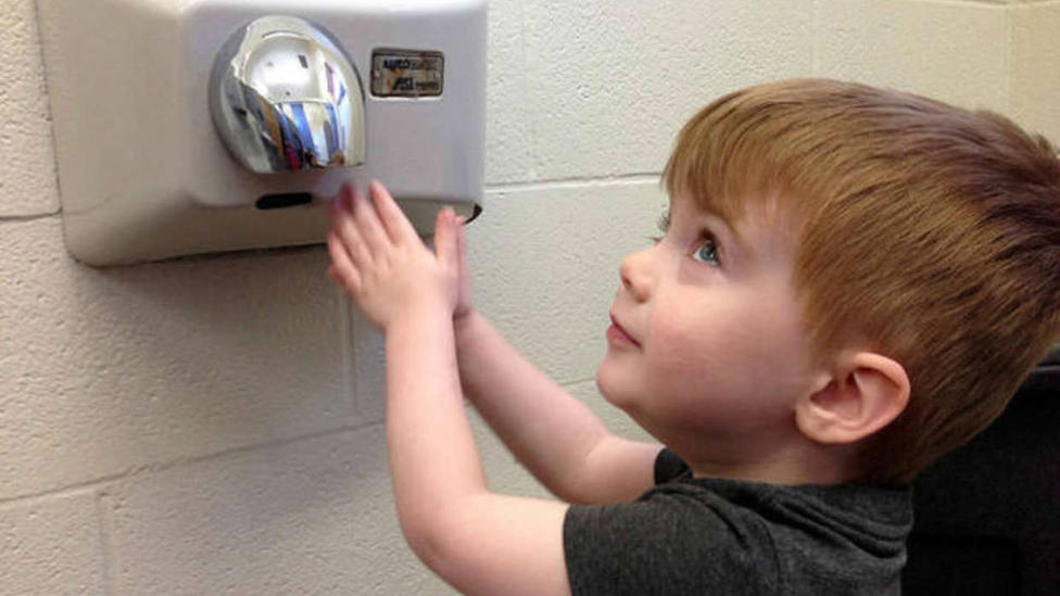 El peligro de los secadores de manos y su amenaza para los niños