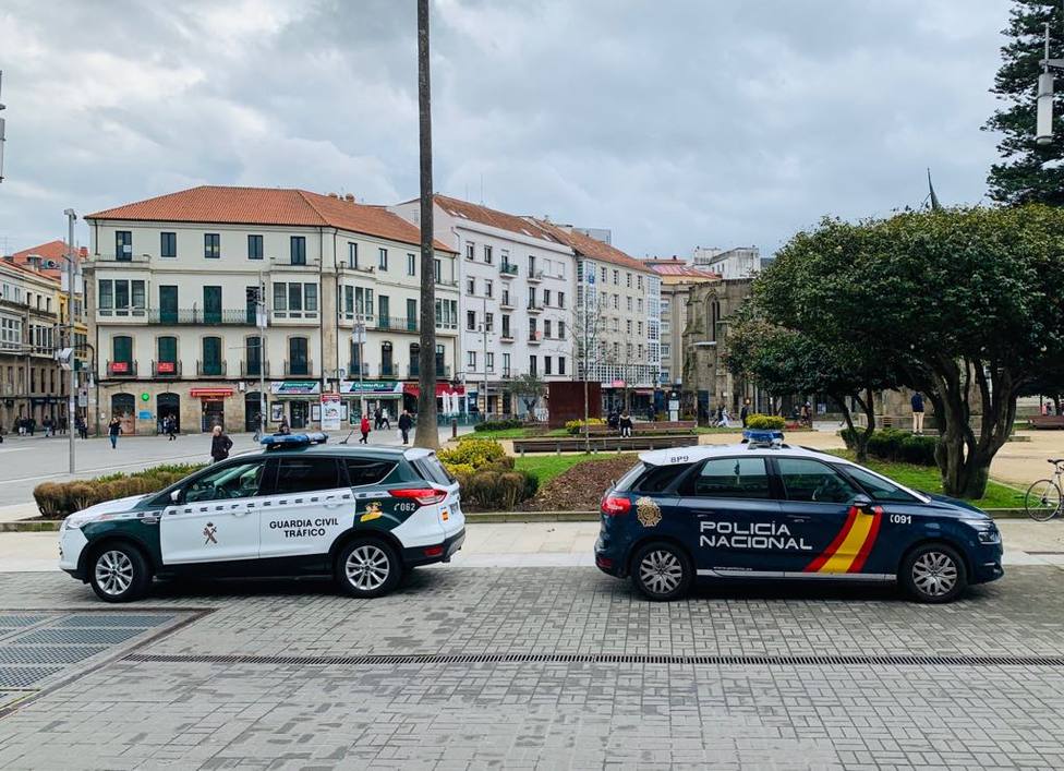Vehículos de la Policía Nacional y de la Guardia Civil en la Plaza de España de Pontevedra