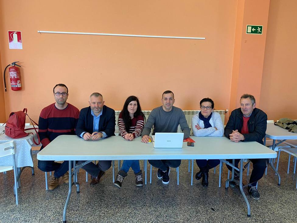 Integrantes de la nueva asociación Ágora con sede en Narón