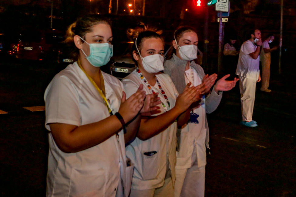 Noveno día de aplausos para los sanitarios y profesionales que trabajan para superar la pandemia