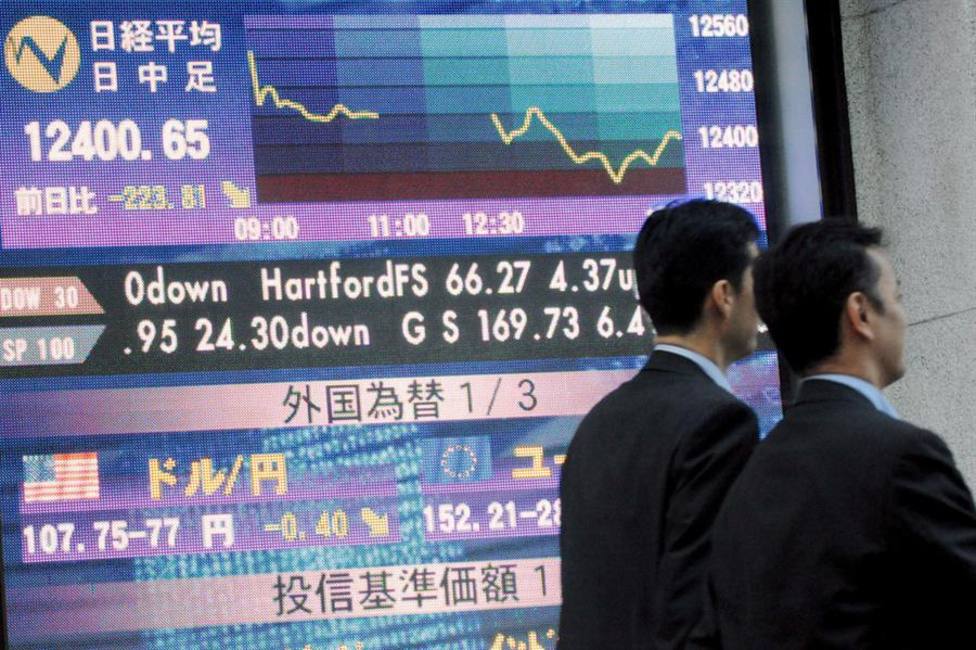 Actividad de los mercados mundiales en el distrito financiero de Marunouchi en Tokio, Japón