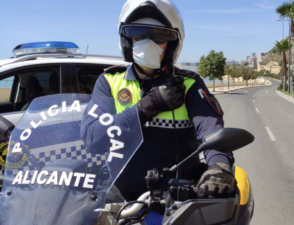 La detención fue llevada a cabo por una pareja de motoristas de la Policía Local (Ayuntamiento de Alicante)