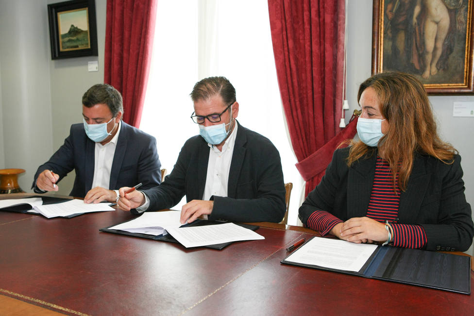 Firma entre el alcalde de Ferrol, el presidente de la Diputación y la diputada de Igualdad.FOTO: Diputación