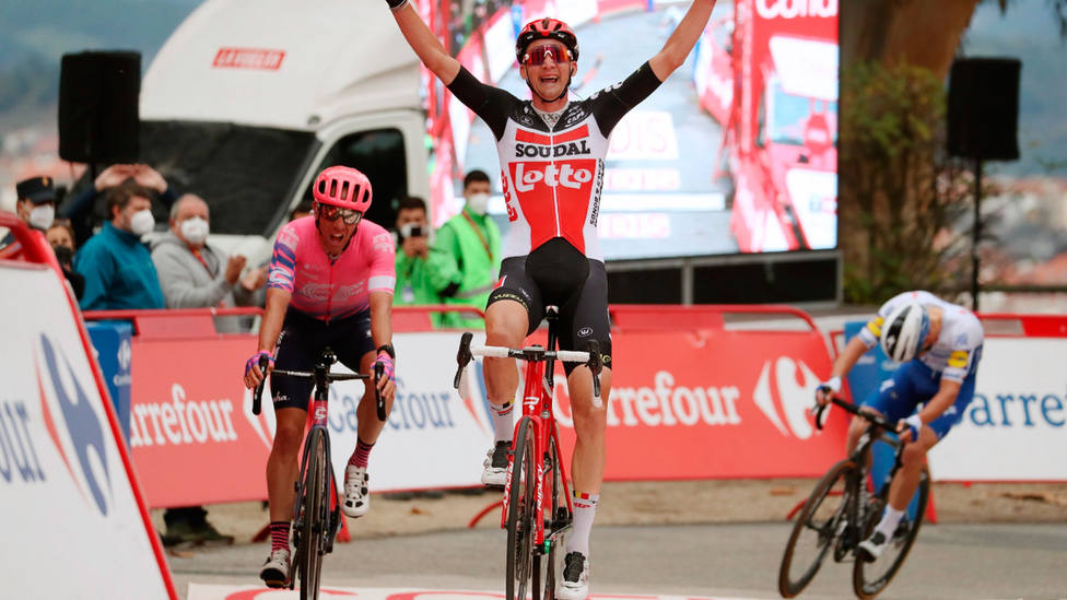 Tim Wellens celebra su triunfo en la meta de Ourense, en la 14ª etapa de La Vuelta. EFE