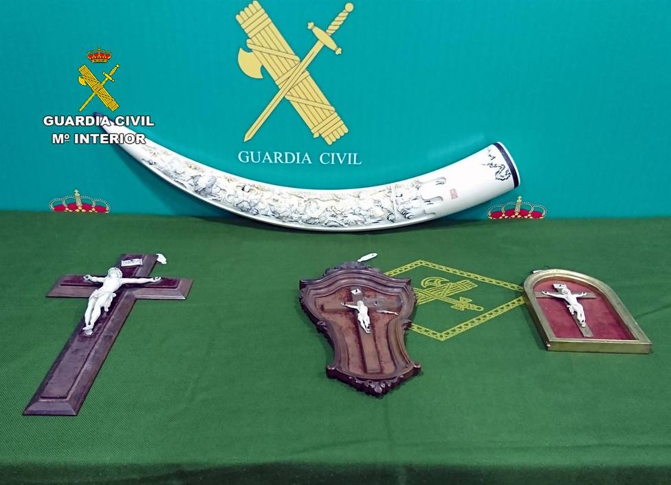 La Guardia Civil decomisa varias piezas de marfil tallado que un vecino de Lorca vendía por Internet