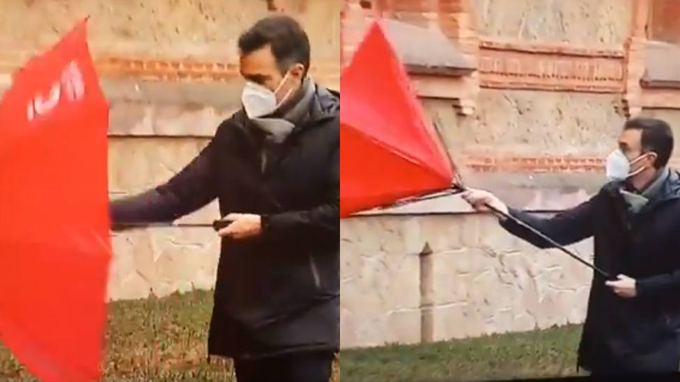 El incidente de Pedro Sánchez al abrir un paraguas con el que algunos explican su gestión de la pandemia