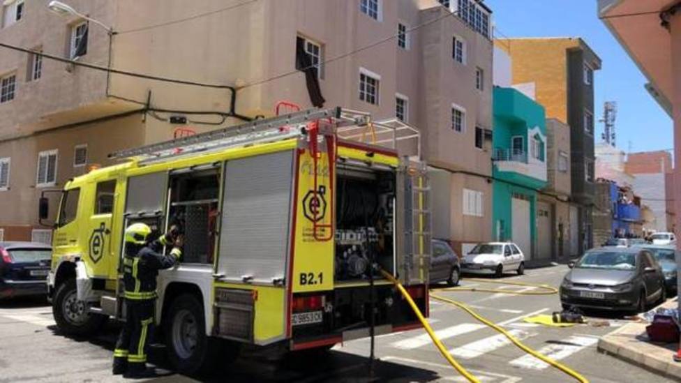 Dos mujeres atendidas por intoxicación de humo tras un incendio en un edificio de Vecindario (Gran Canaria)