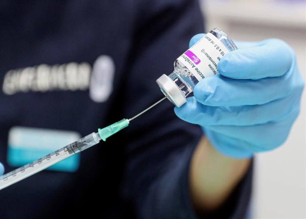 Una enfermera carga una jeringuilla con una dosis de la vacuna de AstraZeneca