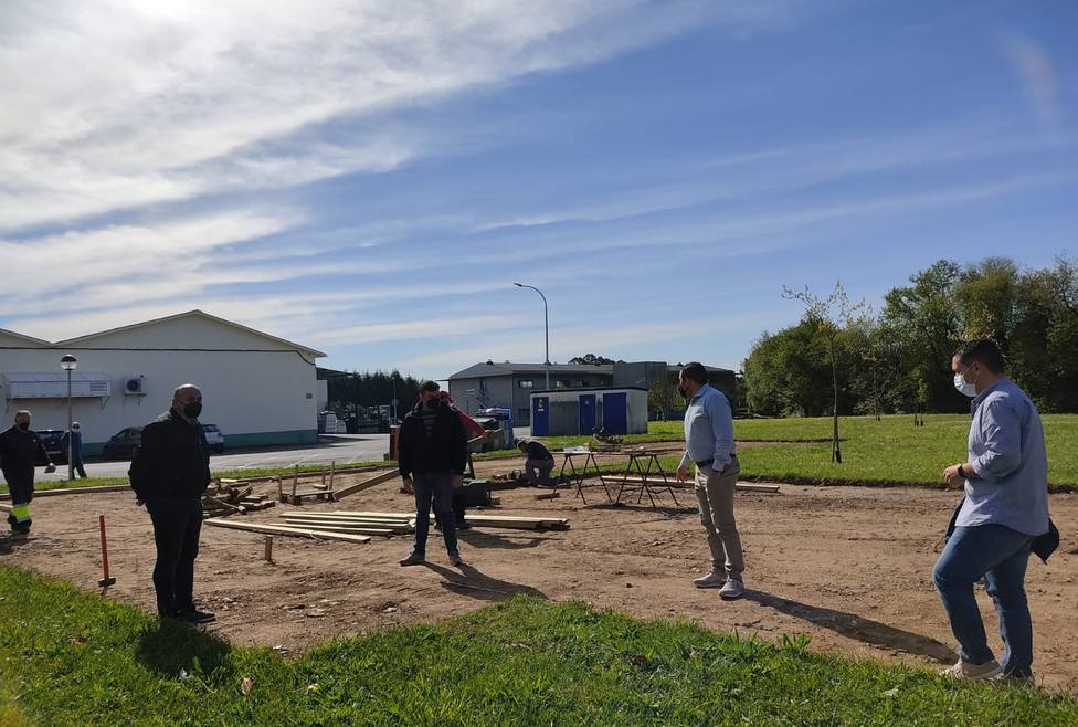 Miembros del gobierno naronés visitaron las obras del nuevo parque de O Val. FOTO: Concello de Narón
