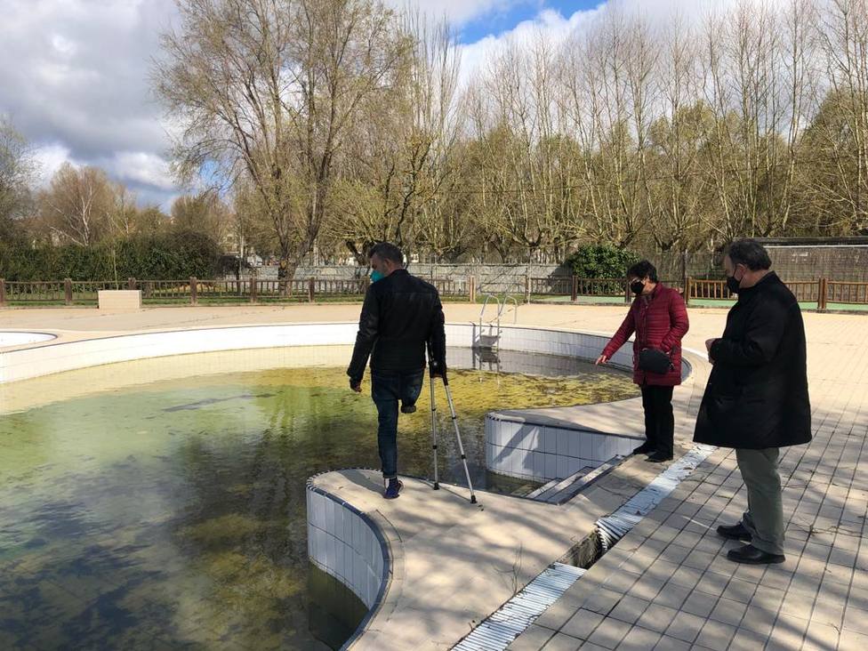 La alcaldesa de Xinzo y concejales de Obras y Deporte visitan la piscina