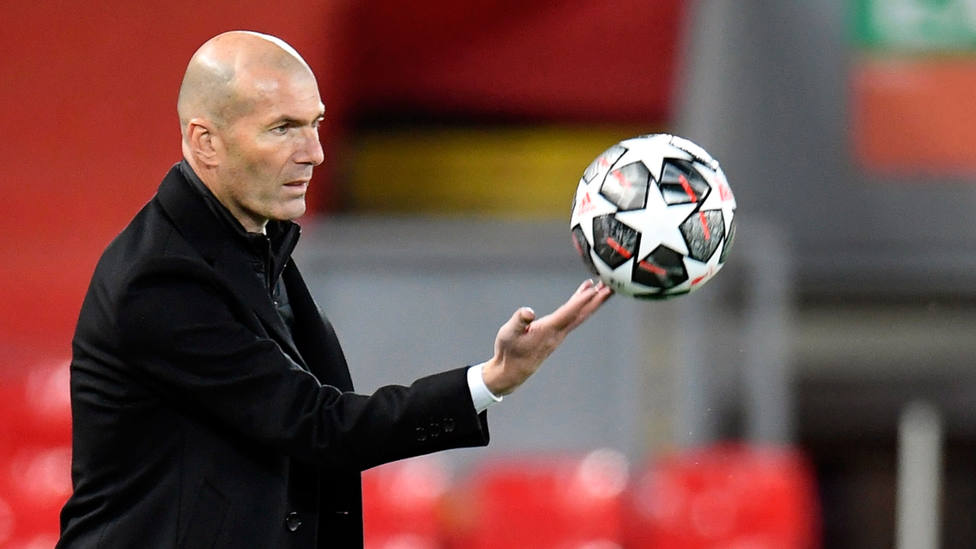 Zinedine Zidane, con el balón de la Champions League, durante la eliminatoria de cuartos de final. EFE
