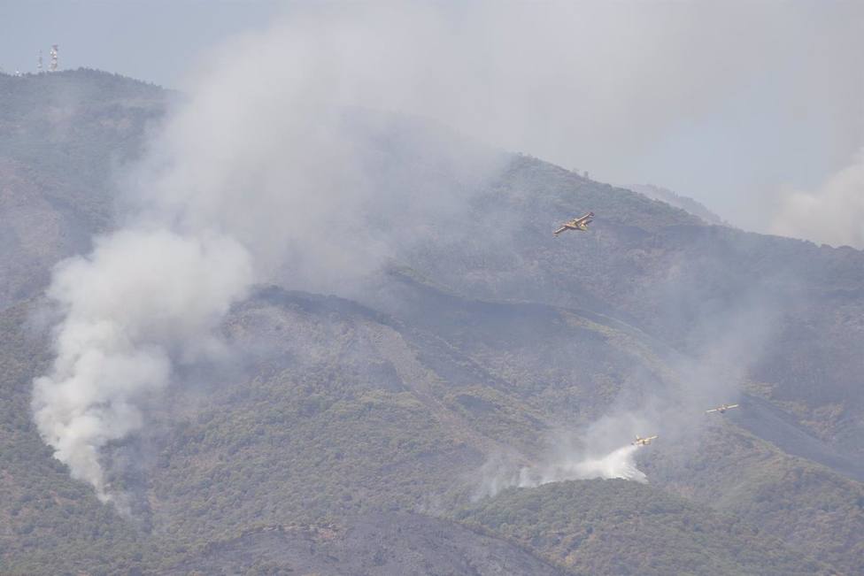 Un helicóptero del Plan Infoca sufre un accidente durante la extinción del fuego sin daños a sus 19 ocupantes