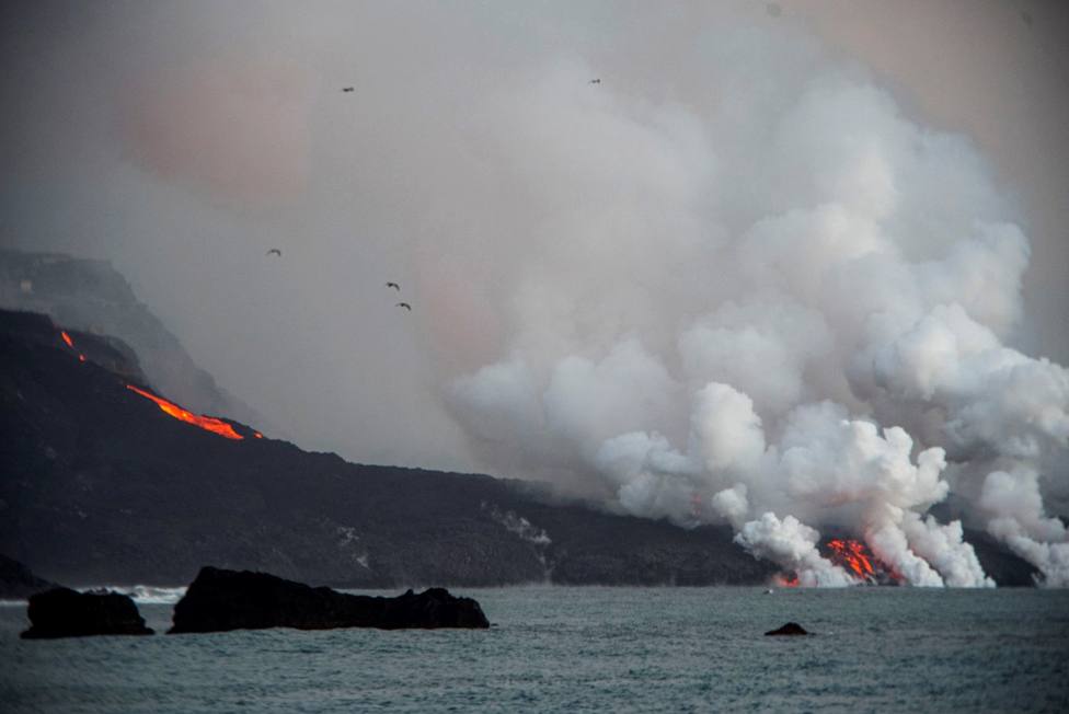 Una tercera lengua de lava del volcán de La Palma llega a la playa de El Charcón