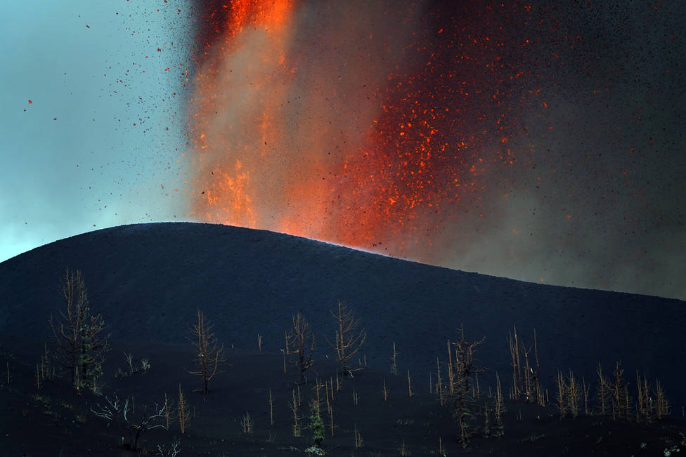 La nube de ceniza y dióxido de azufre del volcán de La Palma - FOTO: Europa Press