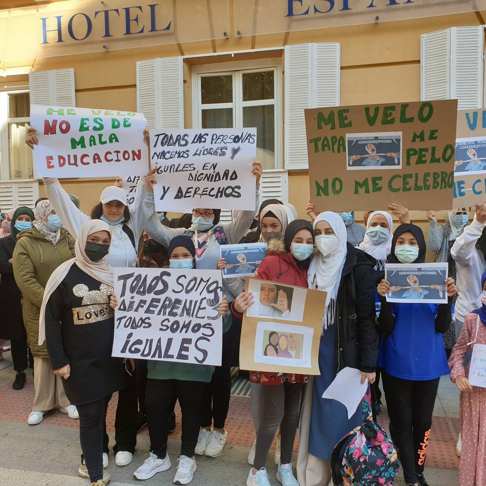 Unas 100 personas protestan a las puertas del Liceo Caracense de Guadalajara tras negar el uso del velo a una alumna