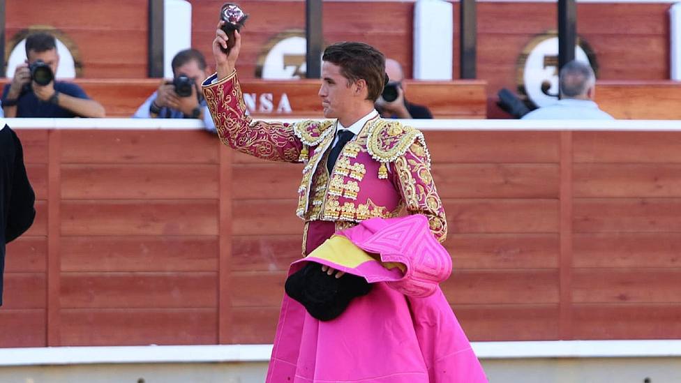 Diego Carretero con la oreja cortada en el primer festejo de la Feria de Albacete
