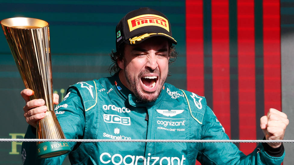 Fernando Alonso en el tercer puesto del podio del Gran Premio de Brasil de Fórmula 1. EFE