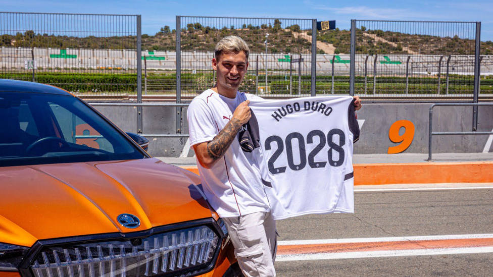 Hugo Duro, posando con su camiseta en el Circuit Ricardo Tormo
