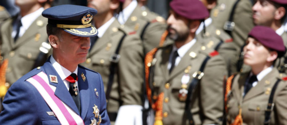 El rey Felipe VI pasa revista durante el acto central del Día de las Fuerzas Armadas, en las inmediaciones de la Plaza de la Lealtad de Madrid. EFE.