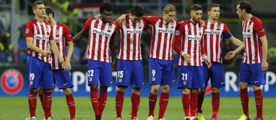 Jugadores del Atlético de Madrid en la tanda de penaltis de la Champions. REUTERS