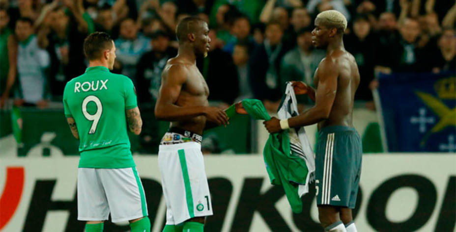 Los hermanos Pogba se intercambian las camisetas al final del partido. REUTERS