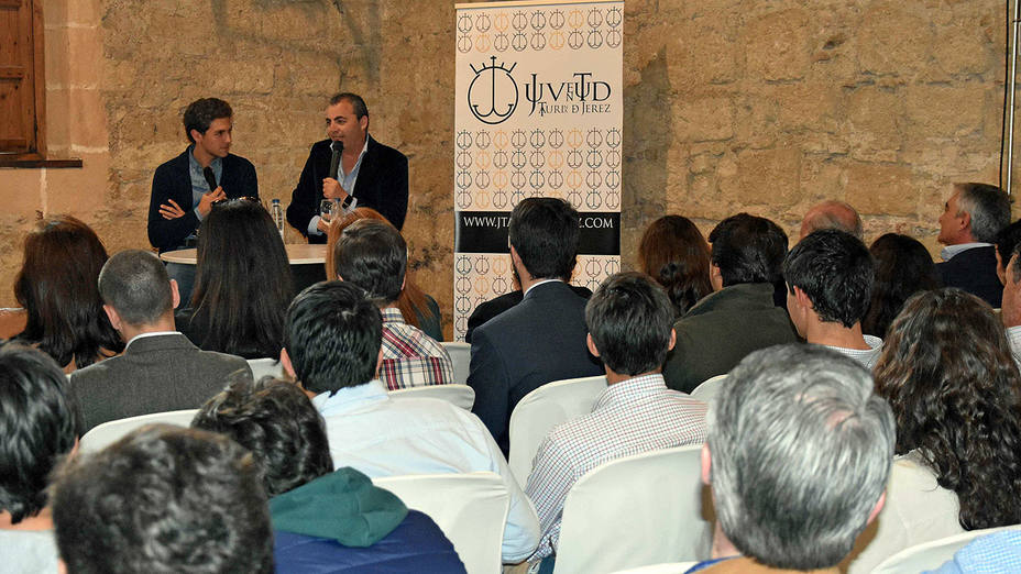 La bodega Casa Sánchez acogió el encuentro entre Ginés Marín y la Juventud Taurina de Jerez
