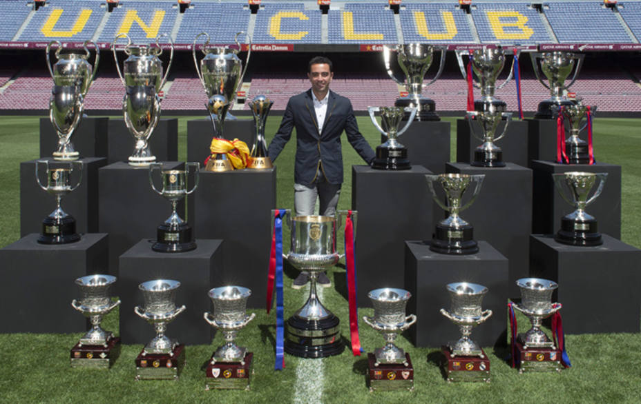 Xavi posa con los títulos que ha ganado con el Barça (Foto: www.fcbarcelona.es)