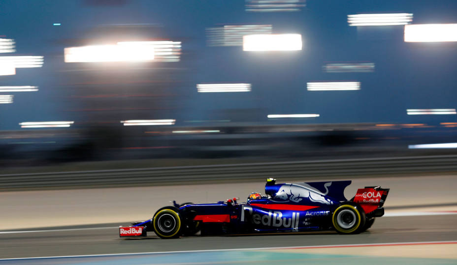 Carlos Sainz, a bordo de su Red Bull, durante la jornada de entrenamientos oficiales en Bahrein. REUTERS
