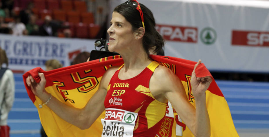 Ruth Beitia, con la bandera de España tras ganar la medalla de oro (Reuters)