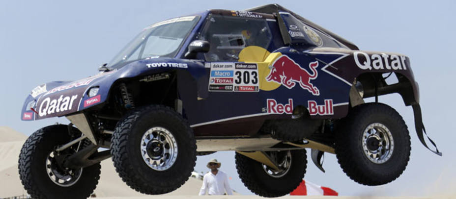 Carlos Sainz ha roto el motor de su coche y abando el rally Dakar. REUTERS